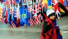 Ein kleiner Junge ist in die kosovo-albanische Flagge gehüllt. Heute feiert die junge Republik Kosovo ihren zweiten Unabhängigkeitstag.  Foto: dpa