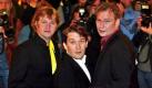 Die beiden Hauptdarsteller des Films 'Herr Lehmann', Detlev Buck (l.), und Christian Ulmen (M.) und Regisseur Leander Haussmann (r.) posieren am Donnerstag (02.10.03) in Berlin vor der Premiere fuer die Fotografen. Der Film erzaehlt die Geschichte von Frank Lehmann, der Ende der 80er Jahre ein traeges Leben um Berliner Szene-Bezirk Kreuzberg vor dem Mauerfall fuehrt.Foto: Johannes Eisele/ ddp  Foto: dapd