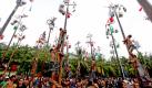 Indonesien feiert 66 Jahre Unabhngigkeit von den Niederlanden. Anlsslich dieses Tages finden im ganzen Land zahlreiche Zeremonien statt. Beim traditionellen Baumklettern in Jakarta mssen die Mnner ohne Hilfsmittel und Sicherungen einen Palmenstamm erklimmen. Foto: dpa