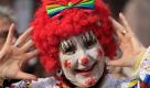 Eine als Clown verkleidete Närrin feiert in Frankfurt am Main. Am Samstag stürmten das Frankfurter Prinzenpaar und die Abordnungen der Garden den Römer - das Rathaus der Stadt.
 Foto: dapd