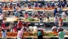 Volunteers make kimchi, traditional pungent vegetable, to donate to needy neighbors for winter preparation in Seoul, South Korea, Monday, Nov. 9, 2009. About 2,500 housewives made the kimchi from 50,000 cabbages. Made with cabbage, other vegetables and chili sauce, kimchi is the most popular traditional food in Korea. (AP Photo/ Lee Jin-man) Foto: ap