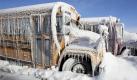 US-amerikanische Schulbusse stehen eisverkrustet in Omaha, Nebraska. Winterstürme und kalte Temperaturen haben den Bundesstaat im Zentrum der USA fest im Griff. Foto: ap