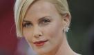 Charlize Theron legte für ihre Rolle als Aileen Wuornos in Monster mehr als 15 Kilo zu. Das Exmodel futterte Donuts und alles, was in Sahne schwamm oder mit Käse überbacken war. Der Aufwand hat sich gelohnt: Monster brachte Charlize Theron im Jahr 2004 einen Oscar ein. Foto: dpa