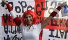 Arm dran, aber sexy: ein englischer Fan zeigt Flagge und lächelt noch. Foto: ap