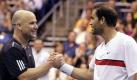 Wie früher und zum letzten Mal: Andre Agassi und Pete Sampras schütteln sich die Hände, nachdem Sampras 3:1 gewonnen hat. Agassi tourt nach seinem Abschied vom Profitennis mit einer Farewell-Tour durch Amerika.

 Foto: ap