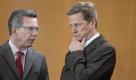 Außenminister Guido Westerwelle (FDP, r.) und Verteidigungsminister Thomas de Maiziere (CDU) sind gelehrte Juristen.
 Foto: dapd