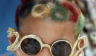 Auch bei sportlichen Ereignissen knnen Sonnenbrillen zur Stimmung beitragen. Mit Olympia-Frisur und passender Sonnenbrille zeigt dieser Chinese seine Begeisterung fr Olympia 2008 in Peking. Foto: dpa