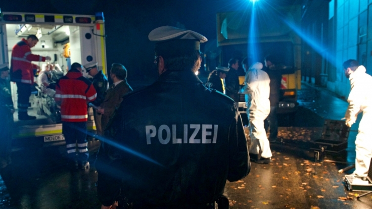 Auf einem Industriegelände wird der Manager der Volksmusikgruppe Kastelruther Spatzen schwer verletzt aufgefunden. Wenig später stirbt er im Krankenhaus. Wer ist für den Tod des Mannes verantwortlich?