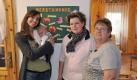 Die 28-jährige Stefanie (Mitte), alleinerziehende Mutter von vier Kindern, holte sich Hilfe von ihrer Mutter Gaby und von der Super Nanny (links). Foto: rtl