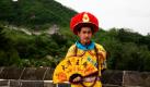 Ein chinesischer Mann posiert als Kaiser verkleidet an der Großen Mauer von Hushan (einem Abschnitt der Chinesischen Mauer) für Touristen Foto: ap