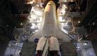 Space shuttle Atlantis stands ready in the Vehicle Assembly Building after it's rollout to pad 39A was cancelled because of inclement weather at the Kennedy Space Center in Cape Canaveral, Fla., Monday, April 19, 2010. (AP Photo/John Raoux) Foto: ap