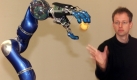 Kaum ein Industriezweig kommt heute noch ohne Roboter aus. Immer neue, immer präzisere Systeme werden deshalb entwickelt. Das ist das Berufsfeld der Ingenieure für Mechatronik, die sich in den Bereichen Maschinenbau, Elektronik und Informatik gleichermaßen bewegen. Foto: ddp