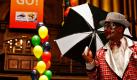 Eine Band und ein Clown spielen in Kapstadt auf einer Countdown-Veranstaltung für die Fussball-Weltmeisterschaft 2010 in Südafrika, die in 30 Tagen startet. Foto: ap