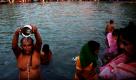 Tausende Hinduisten sind in die indische Stadt Haridwar gepilgert, um das rituelle Bad im Ganges zu nehmen. Während des Fests Kumbh Mela kommen Millionen von Pilgern an die Ufer der heiligen Flüsse, um sich durch ein Bad von Sünden zu befreien. Foto: ap