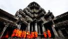 Buddhistische Mönche besuchen die Tempelanlage Angkor Wat in Kambodscha. Mehr als eine Millionen Besucher kommen jährlich in die Angkor-Region, um das Nationalsymbol Kambodschas zu besichtigen. Foto: ap