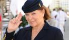 Weiter geht's mit den Überraschungen: Chefhostess Beatrice feiert ihr 30-jähriges Dienstjubiläum an Bord der MS Deutschland. Und Kreuzfahrdirektor Oskar Schifferle hat eine illustre Gästeschar eingeladen. Foto: ZDF/Dirk Bartling
