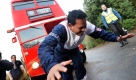 Manjit Singh zieht in London einen Bus mit seinen Haaren. Er schaffte es den Bus mit einer an seinem Haaren befestigten Klammer 21,20 Meter weit zu ziehen. Foto: dpa