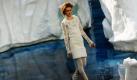 Ein Model präsentiert eine Kreation Karl Lagerfelds bei der Chanel-Modenschau im Grand Palais in Paris. Die Kulisse des Catwalks ist einem Gletscher nachempfunden. Foto: ap