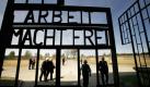 Oranienburg, Brandenburg. Überlebende des KZSachsenhausen aus Weissrussland gehen vor dem ehemaligen Lagertor des NS-Konzentrationslagers Sachsenhausen entlang (Archivbild). Am Wochenende wird mit zahlreichen Veranstaltungen an die Befreiung der Konzentrationslager Sachsenhausen und Ravensbrück vor 66 Jahren erinnert. Foto: dapd