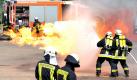 In Leipzig veranstaltet die Feuerwehr in diesem Jahr ihr Gipfeltreffen: Live-Einsätze auf dem Freigelände der Messe Leipzig gehören zum Programm der Interschutz 2010, wie hier bei der Simulation eines Gefahrgutbrandes. Foto: Deutsche Messe