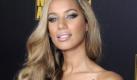 Leona Lewis will nicht mehr brav aussehen
Vorspann: 	
Text: 	

London (dpa) - Seit sich die britische Sängerin Leona Lewis im Juni von ihrem Jugendfreund Lou Al-Chamaa getrennt hat, verändert sie sich auch äußerlich. Wie es beim «Daily Star» auf der Website heißt, scheint die 25-Jährige sich vom Image des netten Mädchens von nebenan verabschieden zu wollen.Zumindest hat Leona sich in einem kurzen, schwarzen Rock, bauchfreiem Oberteil und High Heels ins Londoner Nachleben gestürzt. Trotz ihres neuen Outfits hat sie es allerdings nicht geschafft, durch den für VIPs reservierten Hintereingang in den Club ihres Vertrauens zu gelangen. Sie musste - wie alle anderen auch - die Vordertür benutzen. Obwohl es nur wenige Meter dorthin gewesen seien, habe sie sich - wie es sich für eine echte Diva gehört - fahren lassen.
Ressort: 	VIP
Schlagworte: 	Leute/USA/ Foto: dpa