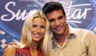 Das Archivbild vom 10.09.2002 zeigt die Moderatoren der neuen RTL-Fernsehshow 'Deutschland sucht den Superstar', Michelle Hunziker und Carsten Spengemann, im Kölner TV-Studio. Unter Tausenden bislang Gesangstalenten sucht RTL in 15 Ausgaben der Show nach dem Vorbild der englischen Sendung 'Pop Idol' einen neuen Popstar. 10000 Bewerber wurden nach RTL-Angaben zu den Castings eingeladen. Entscheidenden Einfluss darauf, wer Deutschlands Superstar wird, hat eine hochkarätig besetzte Jury, der unter anderem Musikproduzent Dieter Bohlen und der Präsident von BMG Europe, Thomas Stein, angehören. dpa (zu dpa-Korr ''Deutschland sucht den Superstar': RTL kommt mit Mammut-Musikshow' vom 06.11.2002) Foto: dpa