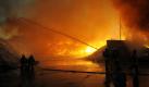 Ein Brand im Mainzer Industriegebiet Mombach hat in der Nacht für einen Großeinsatz der Feuerwehr gesorgt. Meterhohe Flammen und dichte Qualmwolken drangen aus einem Areal hinter der Rheinallee. Wie die Polizei mitteilte, war das Feuer auf dem Gelände des Abfallentsorgungsdienstes Knettenbrech ausgebrochen. Die brennenden Container enthielten jedoch keine gefährlichen oder giftigen Stoffe, versicherte ein Polizeisprecher.
 Foto: ddp