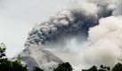 Mount Merapi releases volcanic material into the air as seen from Cangkringan, Yogyakarta, Indonesia, Monday, Nov. 1, 2010. Indonesia's most volatile volcano unleashed its most powerful eruption in a deadly week Monday, spewing searing clouds of gas and debris thousands of feet (meters) into the air. There were no immediate reports of new casualties. (AP Photo/Binsar Bakkara)


 Foto: ap