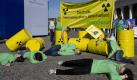 Greenpeace-Aktivisten demonstrieren vor der Stadthalle in Karlsruhe, in der die Hauptversammlung des Energieversorgers EnBW stattfindet. Sie fordern die Abschaltung des Kernkraftwerks Neckarwestheim. Der Vorstandsvorsitzende des Energiekonzerns, Hans-Peter Villis, hielt in seinem Geschäftsbereich hingegen die Atomkraft für unerlässlich.


 Foto: ddp