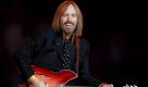 Könnte man die verkauften CDs übereinanderstapeln, wäre der Turm 600 Kilometer hoch. Nebeneinandergelegt würden sie von Moskau bis an die portugiesische Küste reichen - hin und zurück. Tom Petty ist ein Ausnahmemusiker. Allein war der Amerikaner ebenso erfolgreich wie mit seinen Heartbreakers, richtig abgeräumt hat er auch in Superbands mit Bob Dylan, George Harrison, Roy Orbison und anderen Musiklegenden. Eine solche ist er selbst längst, heute wird er 60 Jahre alt. (dpa) Foto: dpa