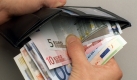 Ein Mann nimmt Euro-Geldscheine aus einer Geldbörse (Archivfoto vom 29.11.2001). Mit dem neuen Jahr kommen auf die Bundesbürger zahlreiche Änderungen zu, die sich auch im Geldbeutel bemerkbar machen.


 Foto: dpa
