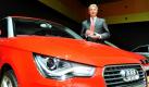 Rupert Stadler, der Vorstandsvorsitzende des Autoherstellers Audi, hält in den Hallen der Landesmesse Stuttgart bei der Verleihung zum Auto des Jahres von der Zeitschrift Auto, Motor und Sport den Preis für den besten Kleinwagen in der Hand. Die Leser der Zeitschrift wählten den Audi A1 zum besten Kleinwagen des Jahres. Audi lag insgesamt in vier Kategorien auf dem ersten Platz. Foto: dpa