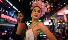 Zwei transsexuelle Tänzerinnen schauen Touristen in Phuket, Thailand, zu. Thailand hat die Regeln für die geschlechtsanpassenden Operationen verschärft. Zum Beispiel müssen diejenigen Personen zunächst ein Jahr das Leben des anderen Geschlechts leben, bevor eine Operation erfolgen kann. Foto: ap