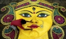 Ein Künstler legt letzte Hand an ein Portrait einer hinduistischenGöttin, das er zum Auftakt des Navratri Festivals in der indischenStadt Bhubaneswar gemalt hat. Foto: ap
