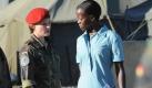Oberleutnant Nicole Ziegler (Maria Simon, l.), diskutiert mit Sprachmittlerin Noelle (Florence Kasumba, r.).
 Foto: ZDF/Kelly Walsh