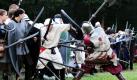 Wie im Mittelalter kämpfen Rollenspieler in Brokeloh (Niedersachsen) beim Live-Rollenspiel Conquest of Mythodea in einer Schlacht gegeneinander. Das Rollenspiel ist nach Veranstalterangaben mit etwa 7.000 Teilnehmern das größte weltweit. Aber keine Angst: die täuschend echt aussehenden Waffen sind sogenannte Polsterwaffen und damit zumindest relativ ungefährlich. Foto: dapd