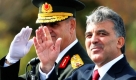Der türkische Präsident Abdullah Gül (rechts) und der General Ilker Basbug grüßen bei Feierlichkeiten am Tag der Republik Studenten der Kriegsakademie. Die Türken feiern den 86. Jahrestag ihres Landes. Foto: ap