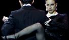 Argentina's Leonardo Barri, top, and Talia Gorla, bottom, perform during the 2011 Tango World Championship Stage category finals in Buenos Aires, Argentina, Tuesday, Aug. 30, 2011. (Foto:Victor R. Caivano/AP/dapd)


Tangolegende María Nieves hat die Tango-Weltmeisterschaft in Buenos Aires eröffnet. Die 72-Jährige begeisterte am Dienstagabend (Ortszeit) rund 4000 Zuschauer mit «ochos» und «quebradas», den typischen Tango-Tanzfiguren. 

Die Tango-WM ist eingebettet in ein schillerndes Festival-Programm aus Konzerten, Tangoshows und Filmvorführungen.

Über 500 Künstler präsentieren sich bis zum 30. August in der argentinischen Hauptstadt. Unter anderem stellt Sänger Rubén Rada einen unveröffentlichten Tango-Song vor, und das traditionsreiche Horacio Salgán Orchester betritt mit Urgestein Leopoldo Federico die Bühne. Auch das deutsche Ensemble «Tango Fusion» aus Berlin gibt am Freitag einige leidenschaftliche Stücke zum Besten. «In der Geburtsstätte des Tangos aufzutreten, ist für uns etwas ganz Besonderes», sagte Cellist Ulf Borgwardt.

Im Kampf um den Weltmeistertitel in den Kategorien «Tango Salón» und «Tango Escenario» gleiten ab 22. August mehr als 400 Tanzpaare aus aller Welt über das Parkett. Foto: dapd