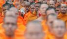Anlässlich des 2600. Jahrestages der Erleuchtung Buddhas sind in Bangkok mehr als 22 000 buddhistische Mönche zusammengekommen. Foto: Narong Sangnak Foto: dpa