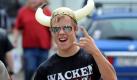 Ein Besucher geht am Mittwoch (04.08.2010) im schleswig-holsteinischen Wacken in Richtung Festivalgelände. Mehr als 75.000 'Metalheads' werden zum weltgrößten Heavy-Metal-Festival in dem 1800-Seelen-Dorf erwartet. Foto: Carsten Rehder dpa/lno +++(c) dpa - Bildfunk+++ Foto: dpa
