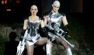 Mann und Frau in Strumpfhose und Kleidchen: Gudrun Schade als Magenta und Hendrik Schall als Riff Raff proben im oberfränkischen Wunsiedel für die Luisenburg-Festspiele das Musical The Rocky Horror Show. Die Festspiele werden damit am Abend offiziell eröffnet. Als Gäste werden unter anderem Bundesverteidigungsminister zu Guttenberg und Bayerns Innenminister Joachim Herrmann (beide CSU) erwartet. Zu den insgesamt rund 90 Vorstellungen bis zum 22. August erwartet die Stadt mehr als 140.000 Besucher. Foto: dpa