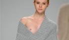 In Portugal zog Luis Buchinho seinem Model eine etwas luftige Version des Strickponchos an. Prinzipiell halten sie aber schön warm und sehen toll aus. Foto: ap