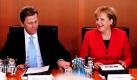 Bundeskanzlerin Angela Merkel (CDU) und Außenminister Guido Westerwelle (FDP) am Morgen bei der Kabinettssitzung in Berlin. Die Ministerrunde beriet auf ihrer Sitzung unter anderem über Bildungsfragen. Foto: dpa