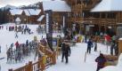 An der Talstation im Blockhausstil in Lake Louise herrscht reger Betrieb. Wenn man als Europäer nicht sein ganzes Skimaterial mit auf Reisen nimmt, kann man hier vom Anzug bis zu den Ski alles leihen. Foto: privat