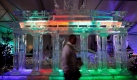 Ein Mann geht in Berlin an einer Eisskulptur des Brandenburger Tors vorbei. Das Stück ist Teil des chinesischen Eiskunstfestivals Ice Art, das ab dem 27. November in Berlin stattfindet. Foto: ap