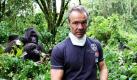 Hannes Jänicke steht im Virunga Nationalpark im Osten der Demokratischen Republik Kongo vor Gorillas. Die Liebe zu den mächtigen Affen hat den Schauspieler zum Dokumentarfilm gebracht. Seine 30-Minuten-Reportage Hannes Jaenicke: Im Einsatz für Gorillas wird kommenden Dienstag im ZDF ausgestrahlt. Foto: ZDF/Martina Scheingraber/dpa 