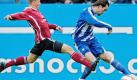 Bochums Christian Fuchs (r.) und Nürnbergs Mike Frantz kämpfen um den Ball. Foto: ddp