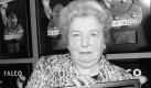 Maria Hölzel, Mutter des am 08.02.1998 verstorbenen österrreichischen Sängers 'Falco', nimmt am Donnerstag (04.03.1999) in Hamburg die Gold- (250.000 Tonträger) und Platinauszeichnung (500.000 Tonträger) für Album und Single 'Out of the dark' entgegen. Johann Hölzel alias 'Falco' starb vor einem Jahr bei einem Autounfall in der Dominikanischen Republik. dpa Foto: dpa