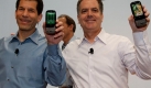 Jon Rubinstein, Executive Chairman von Palm, (l.) und Palm-Chef Ed Colliganprsentieren auf der Consumer Electronics Show das neu entwickelte Smartphone Palm Pre. Foto: dpa