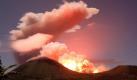 Vulkan Lokon in Indonesien ausgebrochen
Vorspann:	
Text:	
Jakarta (dpa) - Auf der indonesischen Insel Sulawesi ist am Freitag der Vulkan Lokon ausgebrochen. Breite Lavaströme wälzten sich die Hänge hinab und verbrannten Grasland und Büsche, berichtete die Vulkanbehörde. Menschen waren nach ersten Angaben nicht gefährdet. Die Behörden hatten in den vergangenen Tagen 2 500 Anwohner in Sicherheit gebracht.

Der Vulkan war bereits Anfang der Woche erwacht und hatte Aschefontänen in die Luft geschleudert. «Wir haben mit dem Ausbruch gerechnet und waren gut vorbereitet», sagte Farid Rustanda Bina, der an der Beobachtungsstation der Vulkanbehörde in der Nähe des Berges stationiert ist. Insgesamt leben rund 30 000 Menschen an den Hängen des Lokon.

# dpa-Notizblock

## Orte - [Vulkan Lokon](Sulawesi, Indonesien)

* * * * Die folgenden Informationen sind nicht zur Veröffentlichung bestimmt

## dpa-Kontakte - Autoren: Ahmad Pathoni, Christiane Oelrich +66 2 714 20 72  - Redaktion: Martin Fischer, +49 30 285231302, 

dpa oe xx n1 fi
Ressort:	Vermischtes
Schlagworte:	Indonesien/Vulkane

 Foto: dpa